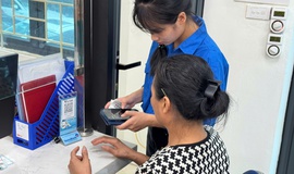 TUỔI TRẺ PHƯỜNG VĂN MIẾU - QUỐC TỬ GIÁM RA QUÂN HỖ TRỢ NGƯỜI DÂN THỰC HIỆN THỦ TỤC HÀNH CHÍNH CÔNG