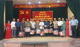 Tổ dân phố số 12 tặng quà tri ân nhân kỷ niệm 78 năm ngày TBLS