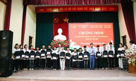 Xã Chương Dương: Trao quà tặng 100 học sinh hoàn cảnh khó khăn dịp năm học mới