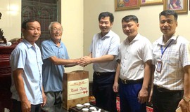 PHÓ BÍ THƯ ĐẢNG UỶ, CHỦ TỊCH UBND XÃ TRUNG GIÃ NGUYỄN BÁ HOÀNG THĂM HỎI, TẶNG QUÀ CÁC GIA ĐÌNH CHÍNH SÁCH, NGƯỜI CÓ CÔNG VỚI CÁCH MẠNG TRÊN ĐỊA BÀN XÃ.