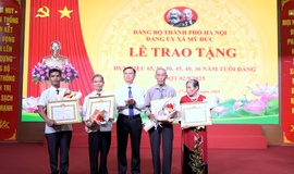 Đảng ủy xã Mỹ Đức trao Huy hiệu Đảng và quán triệt, triển khai các Nghị quyết quan trọng của Trung ương, Bộ Chính trị cho cán bộ chủ chốt xã
