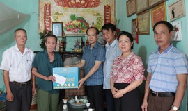 Phó chủ tịch UBND xã Mỹ Đức thăm và tặng quà Mẹ Việt Nam Anh hùng và thương binh