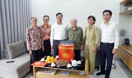 Phường Long Biên thăm, tặng quà người có công nhân dịp kỷ niệm 80 năm Quốc khánh nước Cộng hòa xã hội chủ nghĩa Việt Nam (02/9/1945-02/9/2025)