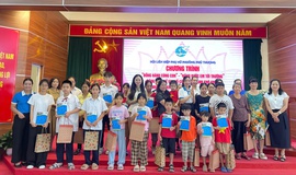 HỘI LHPN PHƯỜNG PHÚ THƯỢNG THỰC HIỆN CHƯƠNG TRÌNH “ĐỒNG HÀNH CÙNG CON”  “NÂNG BƯỚC EM TỚI TRƯỜNG”
