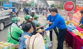 PHƯỜNG PHƯƠNG LIỆT TỔ CHỨC ĐIỂM PHÁT NHU YẾU PHẨM MIỄN PHÍ PHỤC VỤ NHÂN DÂN, DU KHÁCH THAM GIA CÁC HOẠT ĐỘNG KỶ NIỆM 80 NĂM CÁCH MẠNG THÁNG TÁM VÀ QUỐC KHÁNH 2/9