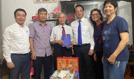 UBND phường Hai Bà Trưng tặng quà gia đình chính sách nhân dịp Quốc khánh 2/9