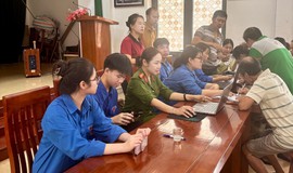 CÔNG AN XÃ BÌNH MINH PHỐI HỢP TỔ CHỨC TRAO QUÀ TẾT ĐỘC LẬP ĐẾN TẬN TAY NGƯỜI DÂN