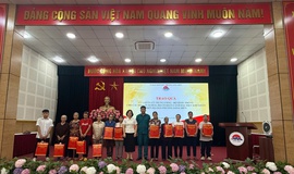 BCH Phòng thủ khu vực 4 tổ chức trao quà của Quân uỷ Trung ương – Bộ Quốc phòng cho 12 hộ cận nghèo và hộ có hoàn cảnh khó khăn trên địa bàn phường Long Biên