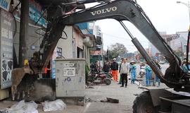 MỸ ĐỨC QUYẾT LIỆT RA QUÂN GIẢI TỎA HÀNH LANG AN TOÀN GIAO THÔNG, LẬP LẠI KỶ CƯƠNG VĂN MINH ĐÔ THỊ