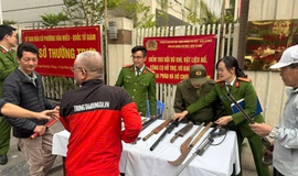 CÔNG AN PHƯỜNG VĂN MIẾU – QUỐC TỬ GIÁM ĐẨY MẠNH TUYÊN TRUYỀN VẬN ĐỘNG THU HỒI VŨ KHÍ, VẬT LIỆU NỔ, CÔNG CỤ HỖ TRỢ TRÊN ĐỊA BÀN PHƯỜNG