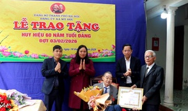 Mỹ Đức: Trao tặng và truy tặng Huy hiệu Đảng đợt 03/02 tại gia đình các đảng viên lão thành cách mạng