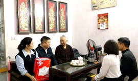 UVBTV Đảng uỷ, Phó Chủ tịch HĐND xã Nguyễn Trung Đài thăm, tặng quà người có công có hoàn cảnh khó khăn dịp tết Nguyên Đán 2026