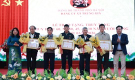 ĐẢNG BỘ XÃ TRUNG GIÃ CÓ 21 ĐẢNG VIÊN ĐƯỢC TRAO HUY HIỆU ĐẢNG ĐỢT 3/2 NĂM 2026