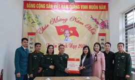 Phó bí thư Thường trực đảng ủy xã Tam Hưng - Nguyễn Thị Bích Thủy thăm, chúc Tết và động viên các đơn vị làm nhiệm vụ trực Tết