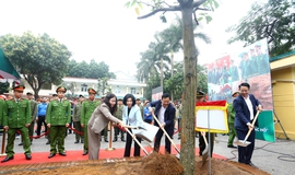 Chủ tịch HĐND thành phố Hà Nội Phùng Thị Hồng Hà dự Tết trồng cây tại trụ sở Công an phường Hà Đông