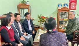 ĐỒNG CHÍ LÊ HỮU MẠNH – BÍ THƯ ĐẢNG ỦY, CHỦ TỊCH UBND XÃ TRUNG GIÃ THĂM, TẶNG QUÀ GIA ĐÌNH CHÍNH SÁCH, NGƯỜI CÓ CÔNG VÀ CÁC ĐỒNG CHÍ NGUYÊN LÃNH ĐẠO HUYỆN SÓC SƠN (CŨ)