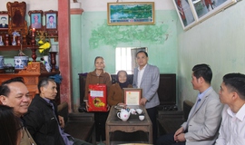 ĐỒNG CHÍ CHỦ TỊCH UỶ BAN NHÂN DÂN XÃ PHÚ XUYÊN THĂM, TẶNG QUÀ CÁC GIA ĐÌNH, NGƯỜI CÓ CÔNG, NGƯỜI CAO TUỔI NHÂN DỊP TẾT NGUYÊN ĐÁN BÍNH NGỌ 2026