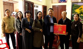 Lãnh đạo xã Bình Minh thăm, tặng quà Tết người có công và người cao tuổi