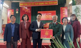 Xã Phú Xuyên thăm, tặng quà Tết các gia đình chính sách tiêu biểu và người cao tuổi trong xã.