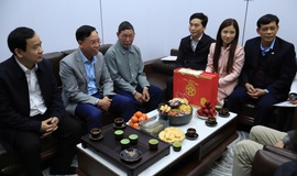 Phường Long Biên thăm hỏi, tặng quà gia đình chính sách và chúc thọ người cao tuổi nhân dịp Tết Nguyên đán