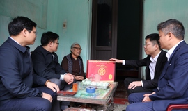 Lãnh đạo xã Tam Hưng thăm, trao quà Tết của Thành ủy tới thương binh tại thôn Bạch Nao