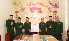 Thiếu tướng Nguyễn Đình Thạo thăm, chúc Tết Ban Chỉ huy Quân sự xã Tam Hưng