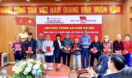 AGRIBANK TRAO TẶNG QUÀ AN SINH XÃ HỘI CHO 30 HỘ KHÓ KHĂN XÃ HÒA XÁ