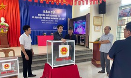 Đồng chí Phùng Văn Quân – Ủy viên Ban Thường vụ Đảng ủy, Trưởng Ban Xây dựng Đảng kiểm tra công tác chuẩn bị bầu cử tại Đơn vị bầu cử số 01