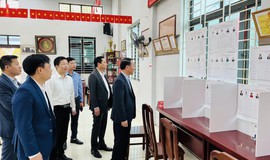 Trưởng ban Nội chính Thành ủy Hà Nội Trần Đình Cảnh kiểm tra công tác chuẩn bị bầu cử tại xã Tam Hưng 