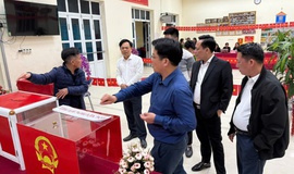 Lãnh đạo xã Tam Hưng kiểm tra công tác chuẩn bị bầu cử tại khu vực bỏ phiếu số 12