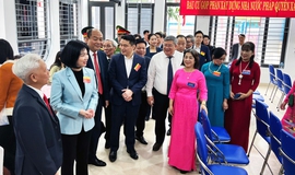 Đồng chí Phùng Thị Hồng Hà kiểm tra, động viên công tác bầu cử phường Định Công