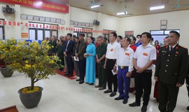 Chủ tịch UBND xã Trung Giã Nguyễn Bá Hoàng dự lễ khai mạc tại khu vực bỏ phiếu số 4 (Thôn Liên Xuân, xã Trung Giã)