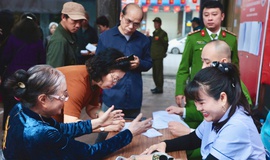 CỬ TRI CAO TUỔI PHƯỜNG VĂN MIẾU – QUỐC TỬ GIÁM TÍCH CỰC THAM GIA BỎ PHIẾU, THỂ HIỆN TINH THẦN TRÁCH NHIỆM VỚI NGÀY HỘI LỚN CỦA TOÀN DÂN