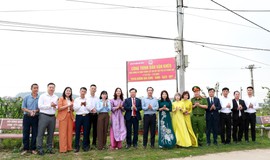 TRUNG GIÃ: GẮN BIỂN CÔNG TRÌNH DÂN VẬN KHÉO “TUYẾN ĐƯỜNG HOA SÁNG – XANH – SẠCH – ĐẸP”