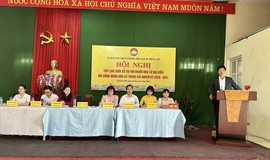 PHÓ BÍ THƯ ĐẢNG UỶ- CHỦ TỊCH UBND XÃ TRUNG GIÃ ĐỒNG CHÍ NGUYỄN BÁ HOÀNG CÙNG CÁC ỨNG CỬ VIÊN HĐND XÃ TIẾP XÚC CỬ TRI TẠI THÔN ĐA HỘI, ĐƠN VỊ BẦU CỬ SỐ 02