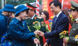 Bí thư Hà Nội Nguyễn Duy Ngọc thắp đài lửa truyền thống, động viên tân binh nhập ngũ