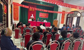 Các ứng cử viên đại biểu HĐND xã Tam Hưng tiếp xúc cử tri tại thôn Từ Am(đơn vị bầu cử số 4)