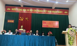 Cử tri thôn Thiên Đông tiếp xúc ứng cử viên đại biểu HĐND xã Tam Hưng