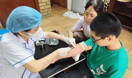 UBND PHƯỜNG VĂN MIẾU – QUỐC TỬ GIÁM TĂNG CƯỜNG CHĂM SÓC SỨC KHỎE CHO NGƯỜI KHUYẾT TẬT CÓ HOÀN CẢNH KHÓ KHĂN TRÊN ĐỊA BÀN 
