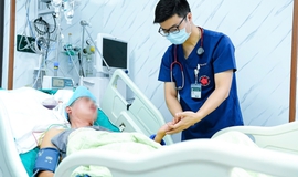 Bác sĩ cảnh báo nguy cơ đột quỵ từ thói quen 'tắm ngay sau khi đi nắng về'