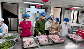 Phường Hoàn Kiếm tăng cường kiểm tra an toàn thực phẩm tại bếp ăn trường học