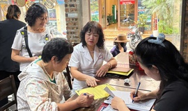 Phường Hoàn Kiếm tăng cường kiểm tra, giám sát an toàn thực phẩm tại 3 tuyến phố Đào Duy Từ, Tạ Hiện, Mã Mây