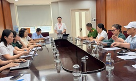 UBND phường Việt Hưng tổ chức họp với Ban quản lý các chợ dân sinh trên địa bàn phường triển khai các nội dung về Nội quy mẫu chợ; Hướng dẫn quy trình thực hiện truy xuất nguồn gốc ATTP