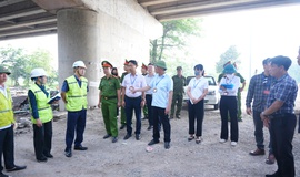 UBND XÃ PHÙ ĐỔNG RA QUÂN GIẢI TỎA CÁC VI PHẠM HÀNH LANG AN TOÀN GIAO THÔNG ĐƯỜNG BỘ, TRẬT TỰ ĐÔ THỊ, PHÒNG CHÁY CHỮA CHÁY TRÊN ĐỊA BÀN XÃ
