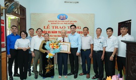 ĐẢNG UỶ XÃ PHÙ ĐỔNG TỔ CHỨC LỄ TRAO TẶNG HUY HIỆU 65 NĂM TUỔI ĐẢNG TẠI NHÀ CHO ĐẢNG VIÊN BÙI VĂN BIỆN