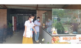 Phường Việt Hưng tăng cường rà soát điều kiện an toàn thực phẩm của cơ sở kinh doanh dịch vụ ăn uống xung quanh điểm thi vào lớp 10 Trung học phổ thông
