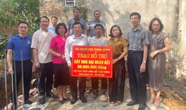 HỘI NGƯỜI CON THÁNH GIÓNG TRAO HỖ TRỢ 50 TRIỆU ĐỒNG XÂY DỰNG NHÀ ĐẠI ĐOÀN KẾT CHO HỘ CẬN NGHÈO THÔN THẠCH LỖI, XÃ NỘI BÀI