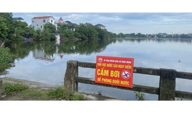 Bình Minh lắp đặt biển cảnh báo tại các khu vực tiềm ẩn nguy cơ mất an toàn nhằm bảo vệ trẻ em trong dịp hè và mùa mưa bão năm 2026.