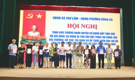 PHƯỜNG HỒNG HÀ PHỐI HỢP TỔ CHỨC TRAO GIẤY CHỨNG NHẬN QUYỀN SỬ DỤNG ĐẤT CHO CÁC HỘ DÂN TÁI ĐỊNH CƯ PHỤC VỤ DỰ ÁN TRỌNG ĐIỂM CỦA THÀNH PHỐ