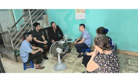 MTTQ phường Long Biên tuyên truyền, vận động hộ gia đình ông Nguyễn Ngọc Quang thực hiện bàn giao mặt bằng tại dự án xây dựng tuyến đường 13,5m
